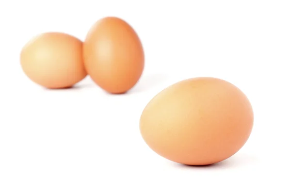 白の背景に分離された 3 つの茶色の卵 — ストック写真