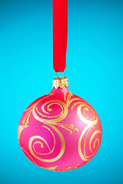 Красный рождественский мяч на синем фоне — стоковое фото