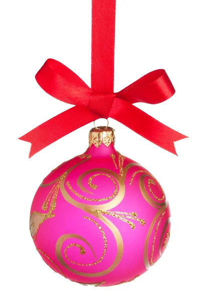 Χριστουγεννιάτικη μπάλα σε μια κόκκινη κορδέλα που απομονώνονται σε λευκό — Φωτογραφία Αρχείου