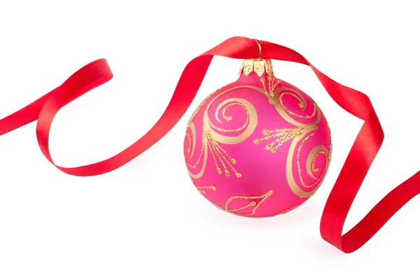 Bola de Navidad con una cinta roja aislada en blanco —  Fotos de Stock