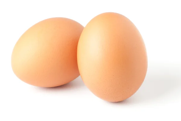 흰색 배경에 고립의 갈색 계란 두 개 — 스톡 사진