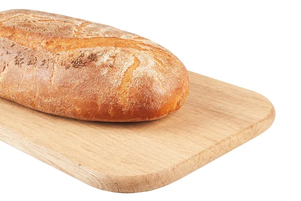 Pão de centeio em uma tábua de corte de madeira isolada em branco — Fotografia de Stock