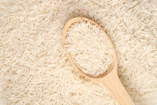 Reis in einem Kochlöffel — Stockfoto