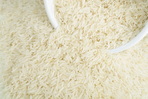 Белый длинный рис в белой керамической миске — стоковое фото