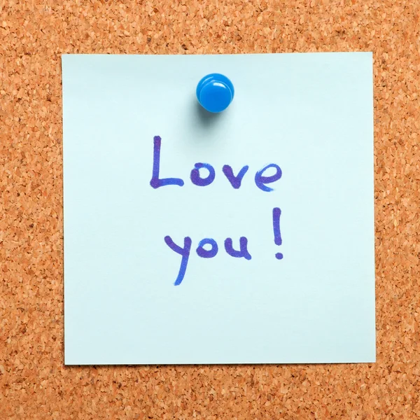 Nota con "Te amo" confesión en un tablero de corcho —  Fotos de Stock