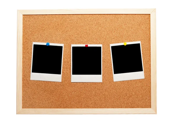 コルクボード上の空白のインスタント写真 — ストック写真