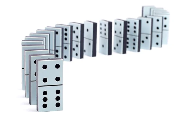 Línea de piezas de dominó sobre fondo blanco —  Fotos de Stock