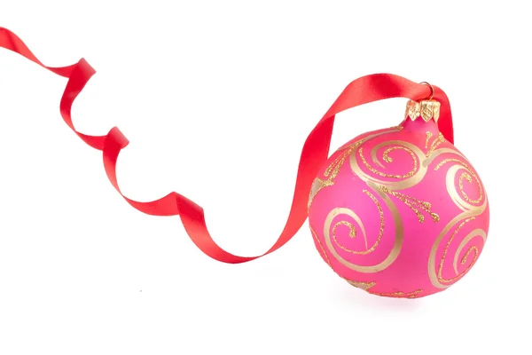 Bola de Navidad con una cinta roja sobre fondo blanco —  Fotos de Stock