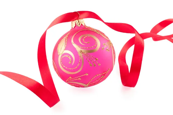 Bola de Navidad con una cinta roja — Foto de Stock
