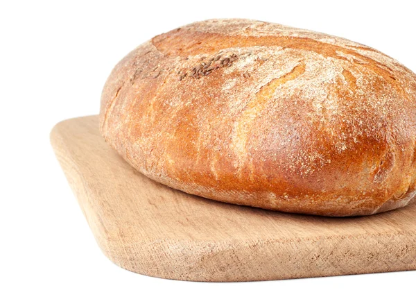 Pão numa tábua de corte isolada a branco — Fotografia de Stock