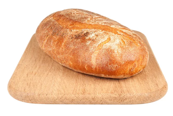 La hogaza del pan en la tabla de cortar aislado sobre blanco — Foto de Stock