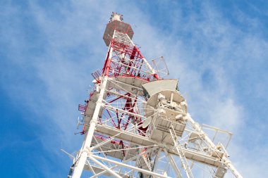 Telekomünikasyon kule mavi gökyüzü arka plan antenler ile