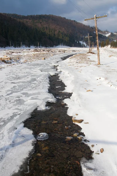 Zamrzlou Řeku Zimní Horské Krajině — Stock fotografie