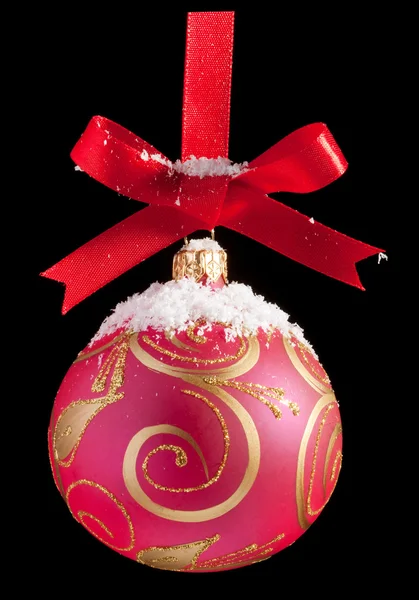 Palla di Natale rossa su un nastro contro sfondo nero — Foto Stock