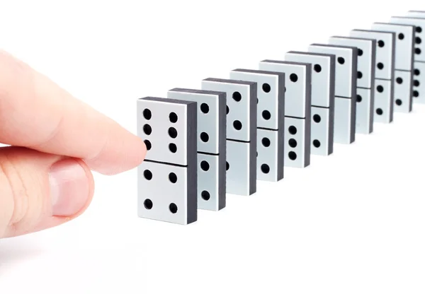 Tangan Siap Untuk Mendorong Potongan Domino Untuk Menyebabkan Reaksi Berantai — Stok Foto