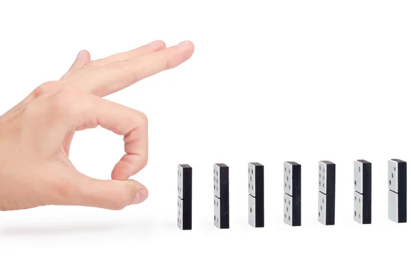 Hand bereit, Dominosteine zu schieben, um eine Kettenreaktion auszulösen — Stockfoto