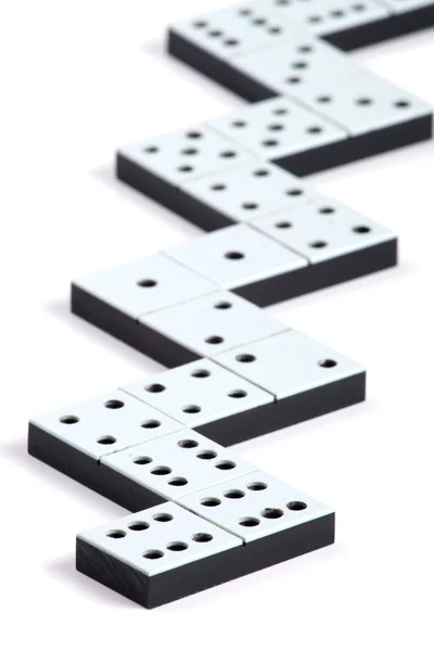 Domino bitar i en linje eller sicksack på vit bakgrund — Stockfoto