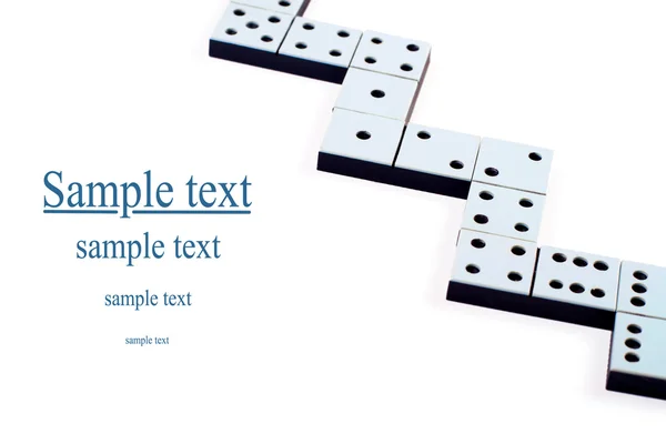 Peças de dominó em uma linha ou ziguezague no fundo branco — Fotografia de Stock