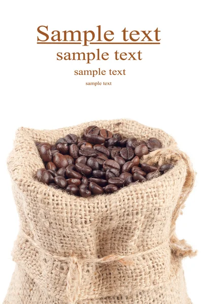 Kaffebönor i canvas säck på vit bakgrund — Stockfoto