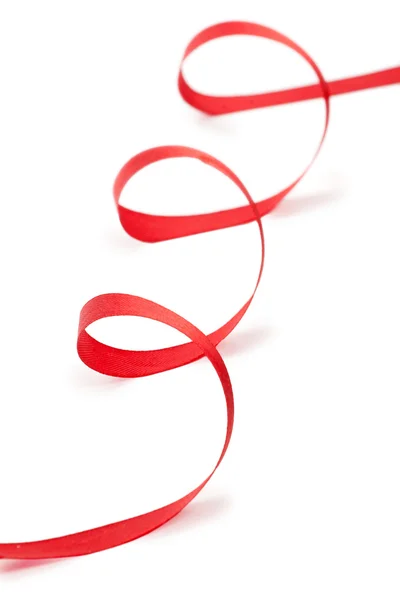 Rotes Weihnachtsband auf weißem Hintergrund — Stockfoto