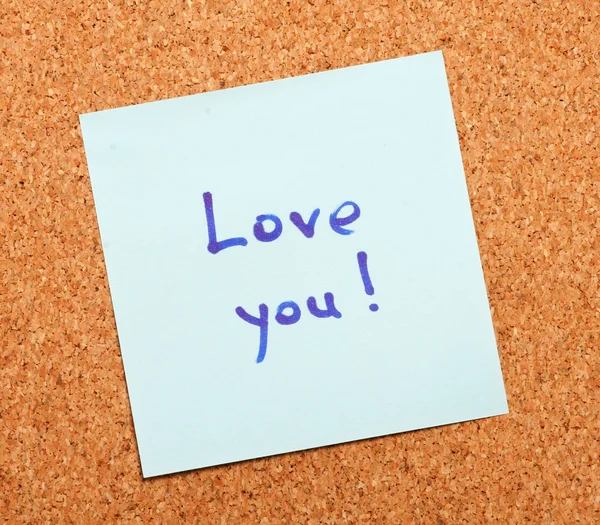 Amore confessione su una nota di carta inchiodata a una tavola di sughero — Foto Stock