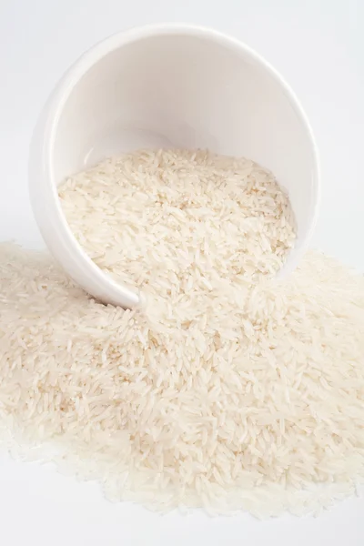 Beyaz Zemin Üzerinde Bir Seramik Kase Çiğ Basmati Pirinç — Stok fotoğraf
