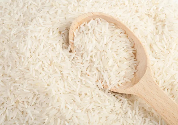 Tahta kaşık çiğ basmati pirinç — Stok fotoğraf
