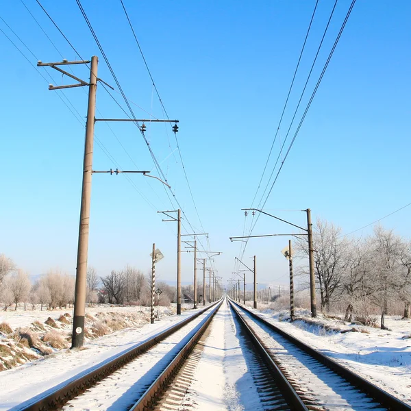 Железнодорожные пути покрыты снегом — стоковое фото
