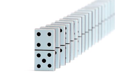 Domino adet beyaz zemin üzerine bir çizgi