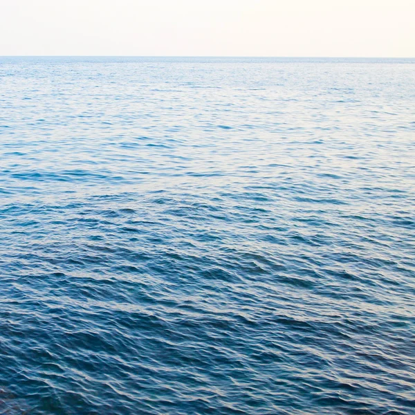 Kalme zee uit te breiden tot de horizon — Stockfoto