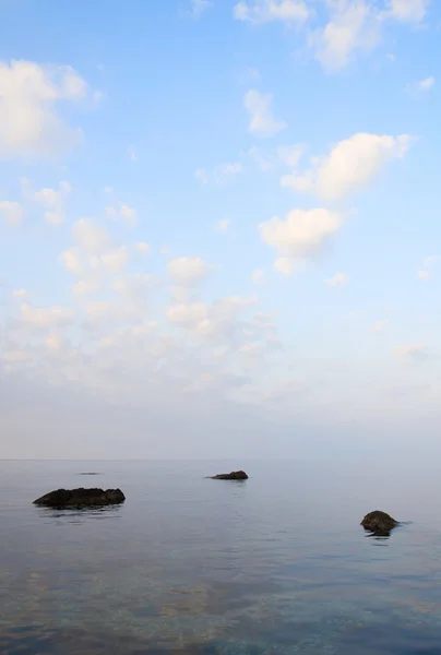 Прекрасне спокійне море під блакитним небом вранці — стокове фото