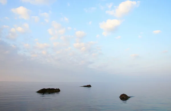 Vakkert stille hav i tåken om morgenen – stockfoto