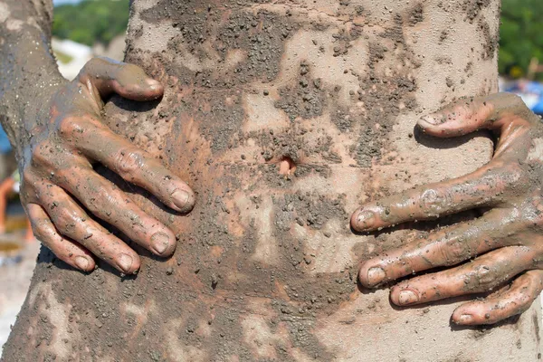 Pancia femminile e mani ricoperte di fango terapeutico marino — Foto Stock