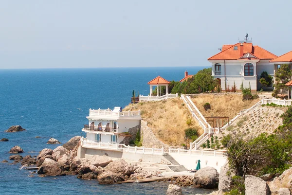 Casa de verão de luxo na costa montanhosa do mar — Fotografia de Stock