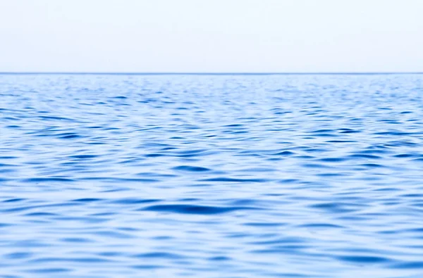 Mar calmo estendendo-se até o horizonte — Fotografia de Stock