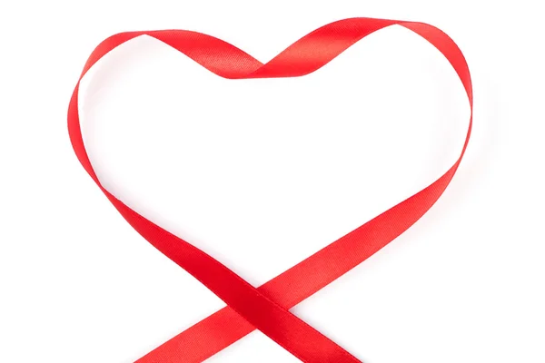 Rött band hoprullade i hjärta form isolerad på vit bakgrund — Stockfoto