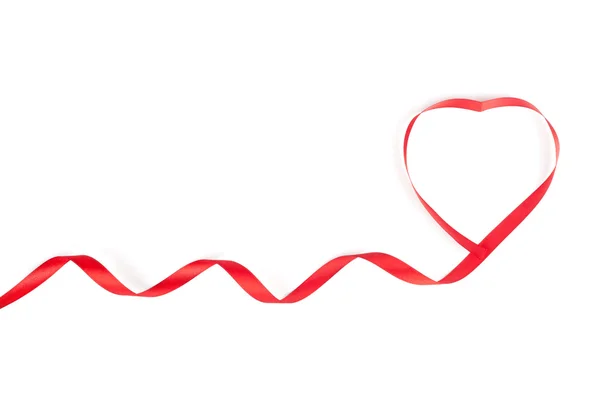 Nastro rosso arricciato a forma di cuore isolato su sfondo bianco — Foto Stock