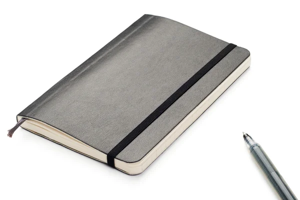 Caderno Moleskine preto sobre fundo branco — Fotografia de Stock