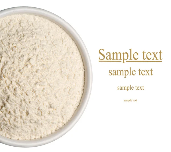 在白色背景上的一盘小麦面粉 — 图库照片