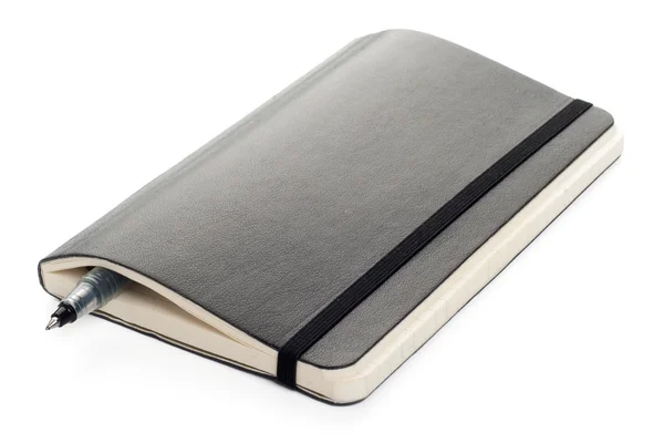Чорний Moleskine ноутбук на білому тлі — стокове фото