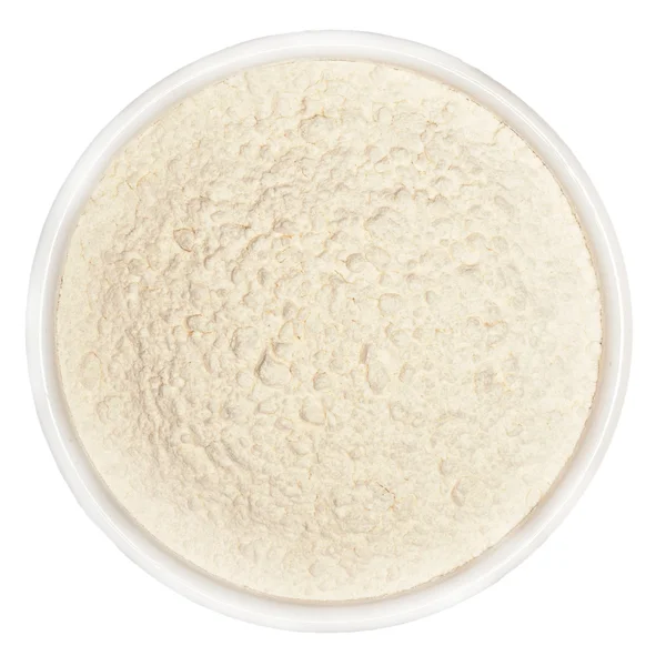 Pšeničná mouka v talíř na bílém pozadí — Stock fotografie