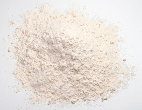 Montón de harina de trigo sobre un fondo blanco — Foto de Stock