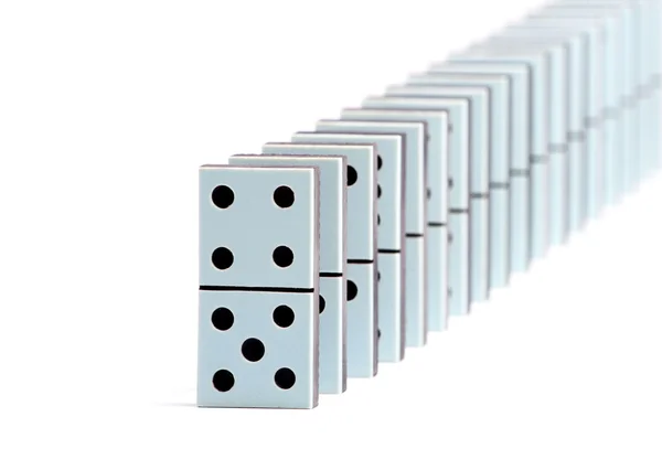 Domino pezzi in una linea su sfondo bianco — Foto Stock