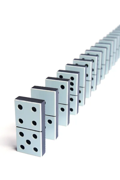 Domino bitar i en linje på vit bakgrund — Stockfoto
