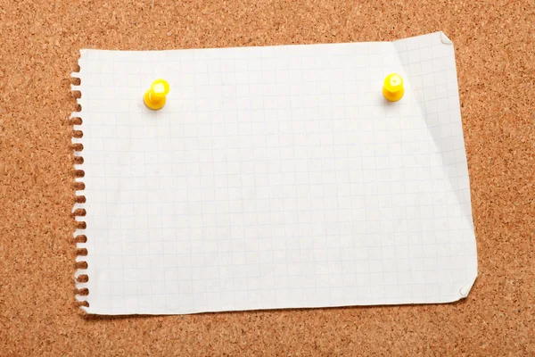 Pièce de papier sur un carton de liège gros plan — Photo