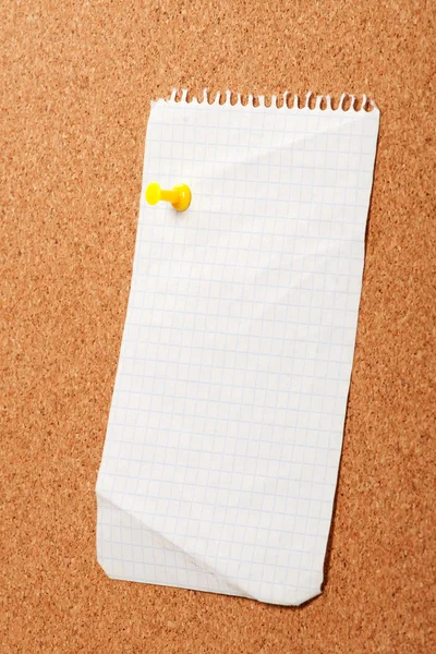 Pedaço de papel em uma placa de cortiça de perto — Fotografia de Stock