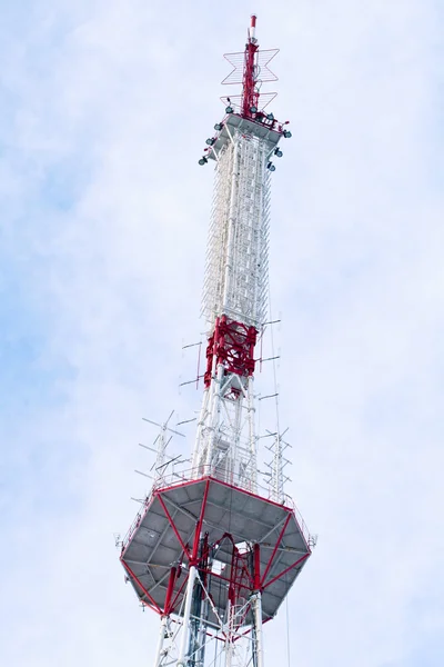 Torre de telecomunicaciones contra el fondo del cielo — Foto de Stock