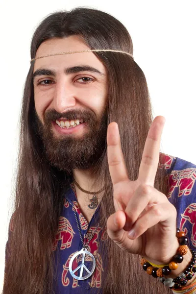 Vriendelijke hippie met lange haren vredesteken maken — Stockfoto