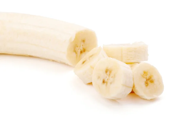 Свеженарезанные бананы на белом фоне — стоковое фото