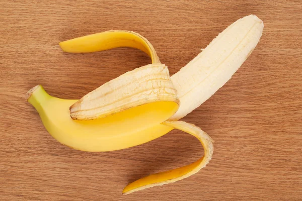 Plátano maduro sobre un fondo de madera — Foto de Stock